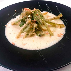 Crespines de borraja fritos con almendra con base de crema de azafrán