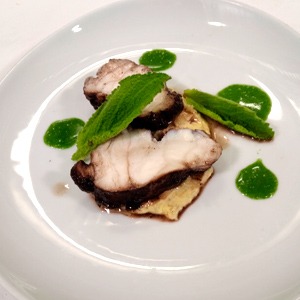 Rape negro sobre ajada aragonesa y crema de borrajas