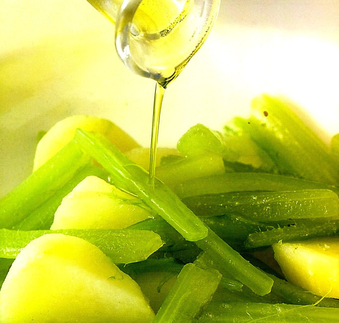 Borrajas con patatas y aceite de oliva extra virgen Borrajas con patatas y aceite de oliva extra virgen