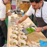 Cocinero de la Fonda Alcalá preparando receta con el fesol de Beceite