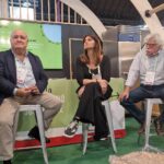 José Antonio y los ponentes de la mesa redonda “Los retos de preservar la identidad en la era global ”